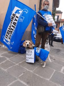 L'attivista Carmine De Nuzzo e una mascotte degli Animalisti Italiani