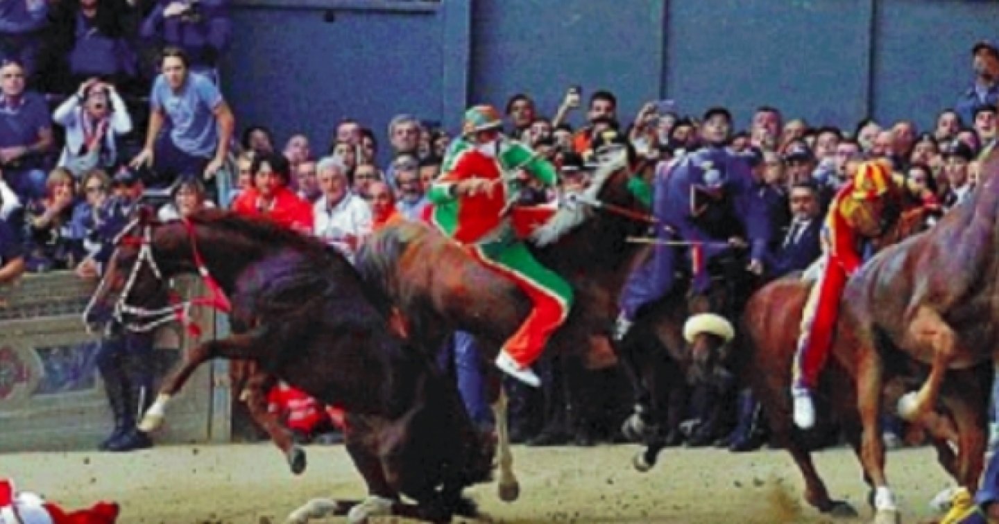l_-siena-e-bufera-sul-palio-straordinario-nove-fantini-caduti-e-un-cavallo-abbattuto-etxw