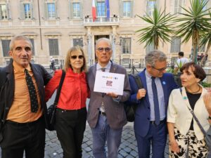3-CACCIA.-ASSOCIAZIONI-ANIMALISTE-CONSEGNANO-FIRME-AL-SENATO-PER-ABOLIZIONE-scaled